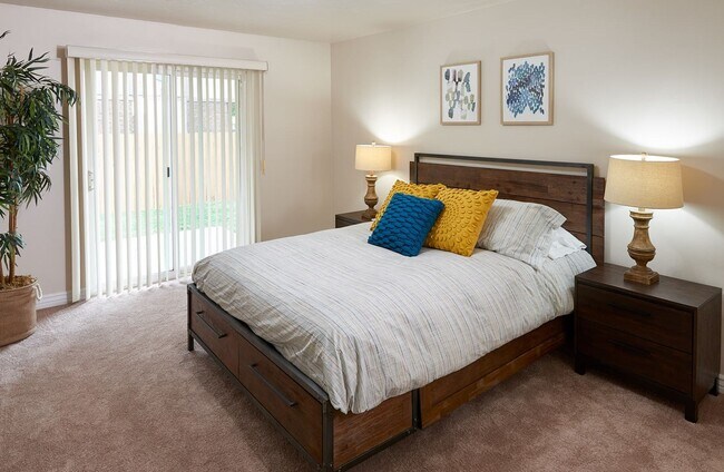 Building Photo - West Valley Duplex