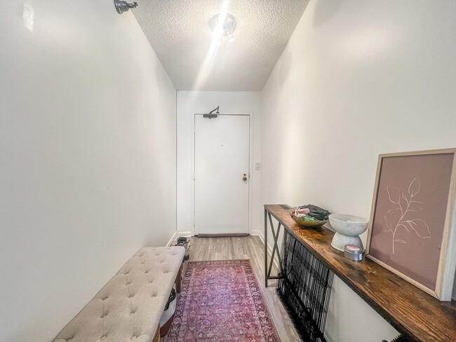 Building Photo - 33 W Delaware Pl