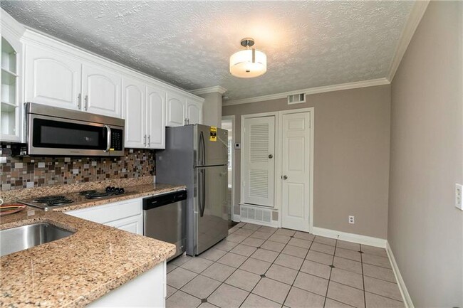 Building Photo - 21 Delmont Dr NE