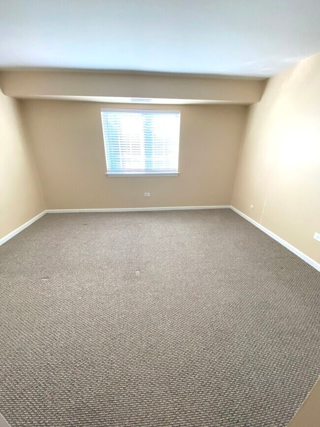 Building Photo - 1619 N Windsor Dr