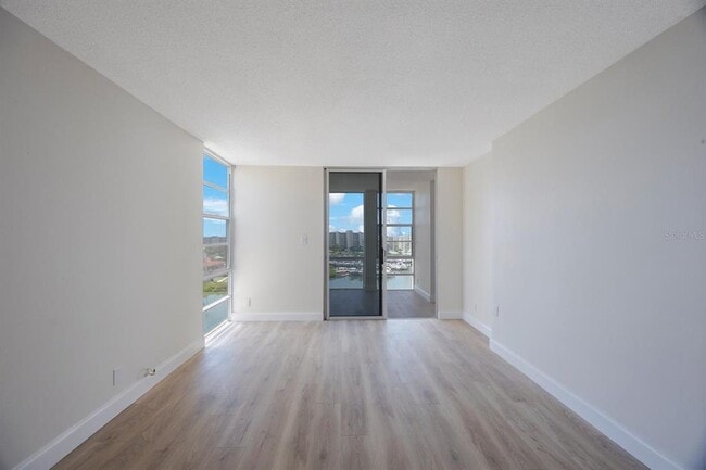 Building Photo - 7400 Sun Island Dr S