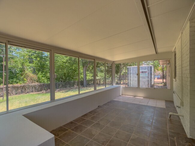 Building Photo - Charming 3 bedroom, 1.5 bath single-family home in a quiet northwest Oklahoma City neighborhood