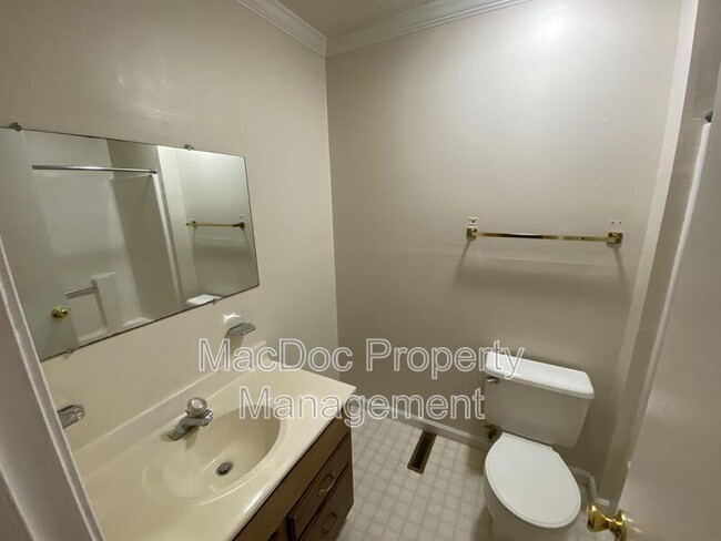 Building Photo - 104 Waverly Dr