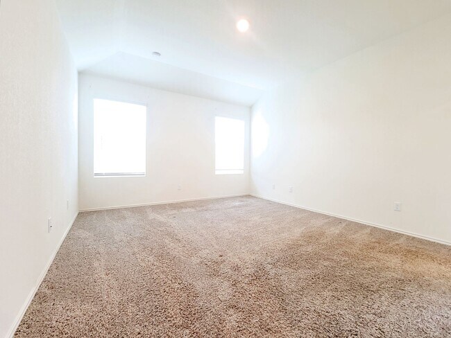 Building Photo - Modern & Spacious 3BR/2BA Home with Covere...