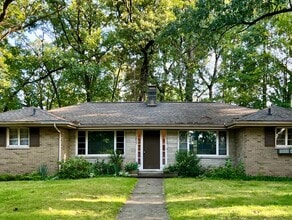 Building Photo - Two Bedroom Duplex in Kalamazoo