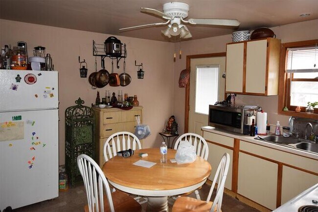 Building Photo - 2 Bedroom Town Home-Fox Crossings