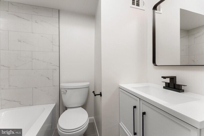 Building Photo - Spacious & Stylish North Shore Cluster Home Near Reston Town Center