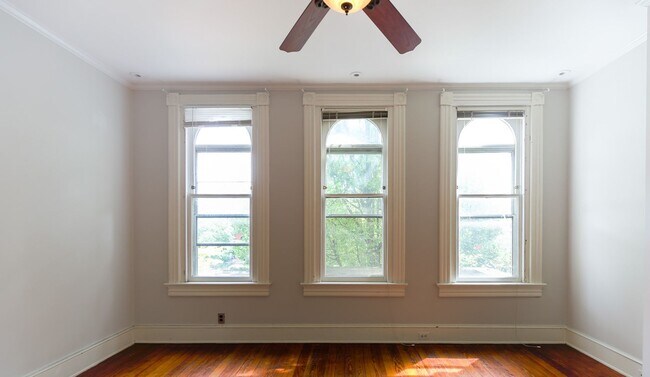 Building Photo - Classic Capitol End-Unit Hill Rowhome