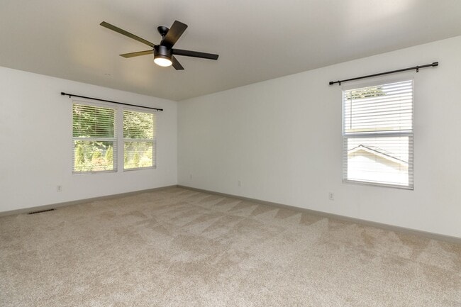 Building Photo - Beautiful upgraded 4 bedroom DuPont home with AC and sprinkler system