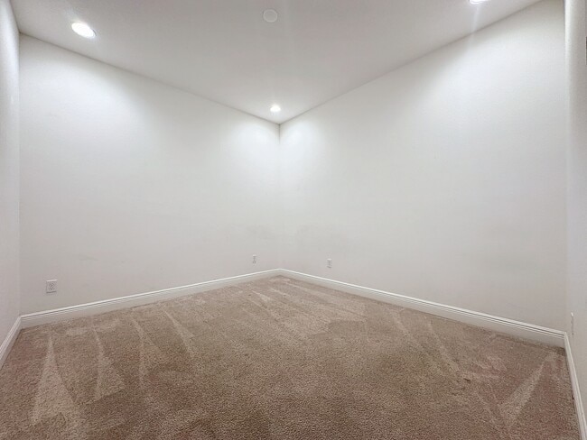 Building Photo - 10090 Sunnifa Aly