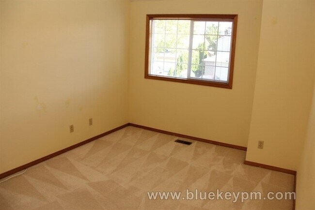 Building Photo - 4 Bed, 3 Bath Home w/ 1 Bed and 1 Full Bath on Main Near Bethany/Rock Creek