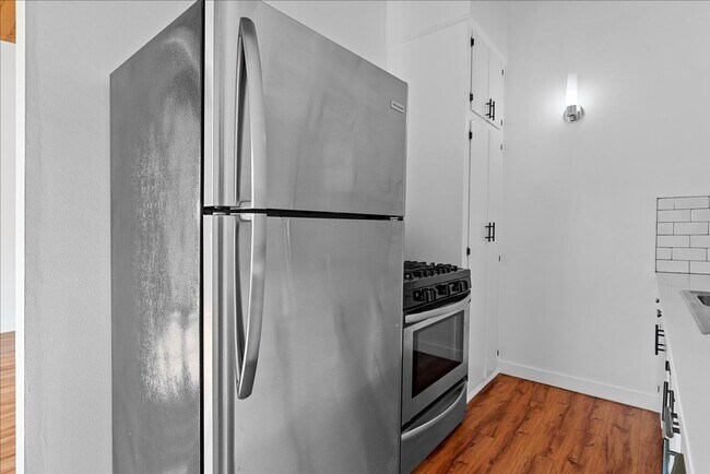 Building Photo - 6114 Cahuenga Blvd