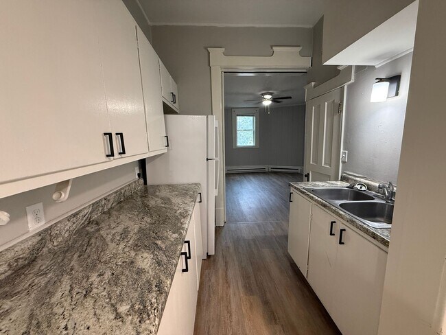 Building Photo - Charming Lower Unit 1 Bedroom with Gourmet Kitchen