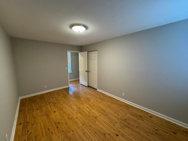 Building Photo - Remodeled ranch at end of street