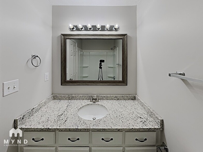 Building Photo - 5612 Kaitlyn Dr W