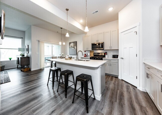 Building Photo - Fully Furnished 3 Bedroom 2.5 Bath Luxury Townhome by Garden of the Gods