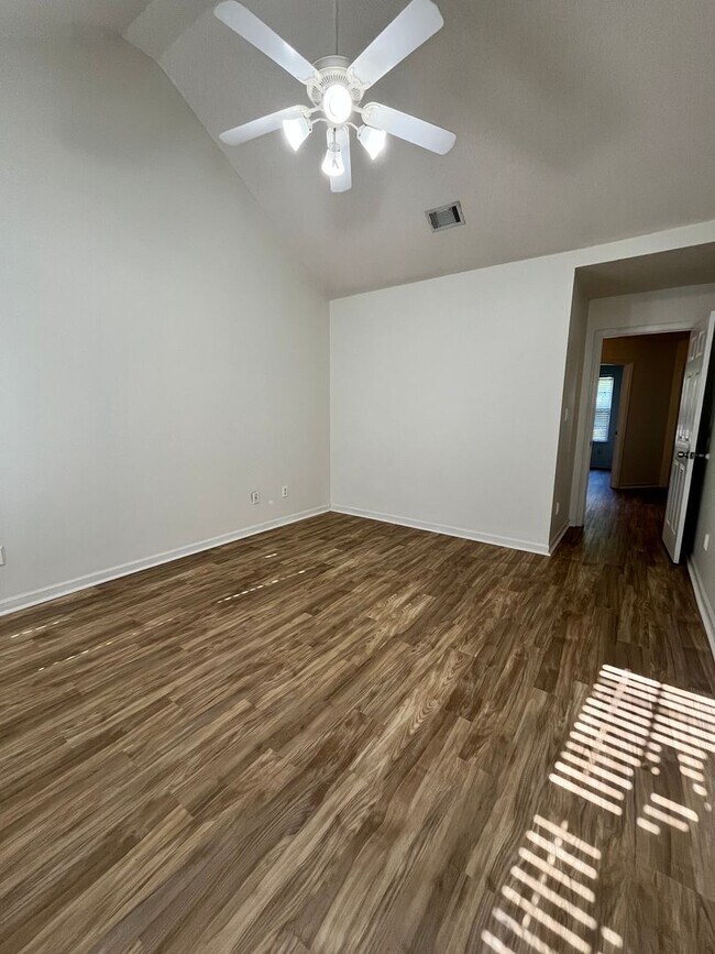 Building Photo - 715 Sark Dr