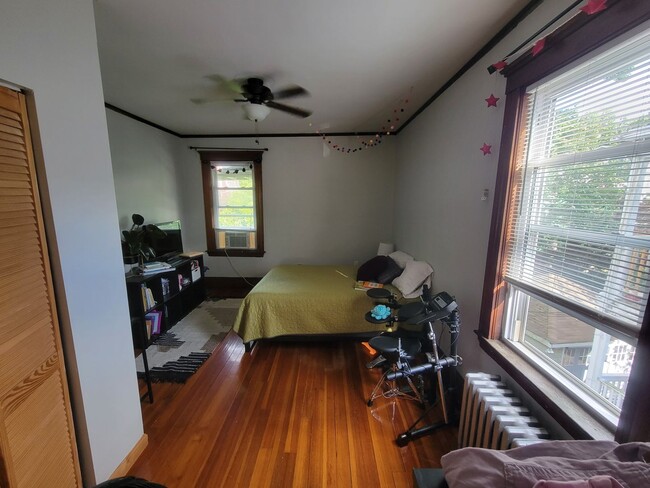 Building Photo - Location Location Location 2 Bd 1 Bath on ...