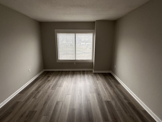 Building Photo - 1600 Park Cir