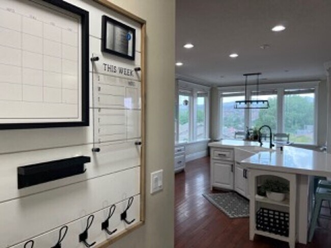 Building Photo - Very Spacious 6 bedroom home with amazing ...
