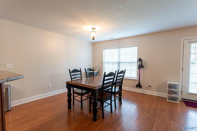 Building Photo - 2524 Oak Pl Dr SE