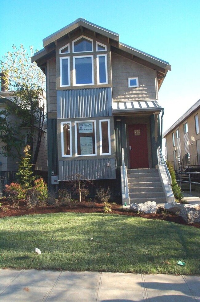 Building Photo - HEO#14-15