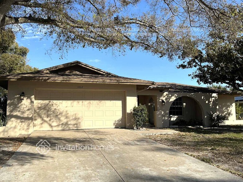 Building Photo - 1007 Macrae Ave