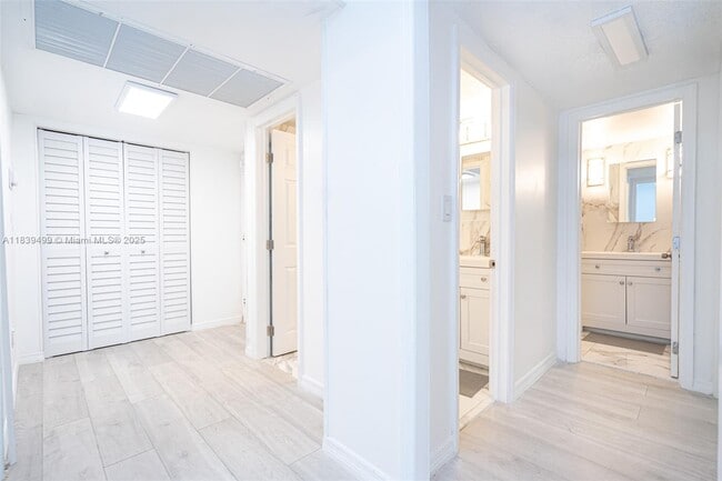 Building Photo - 3140 S Ocean Dr