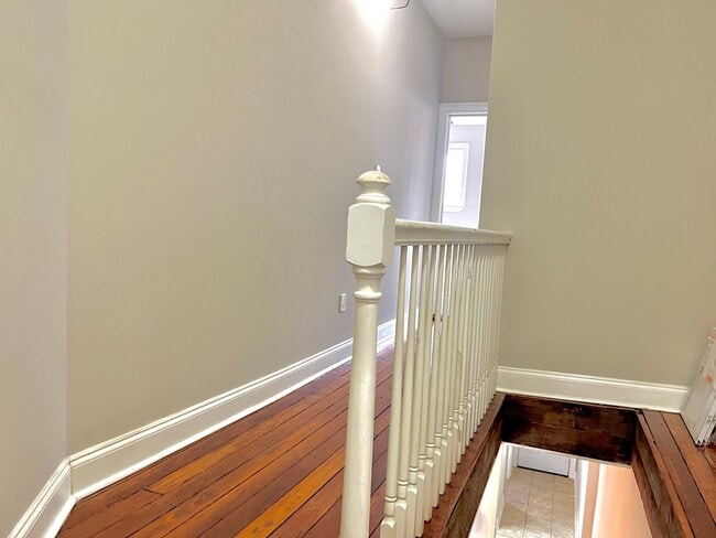 Building Photo - 406 E 31st St