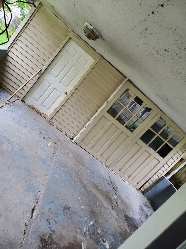 Building Photo - 2 Bed/ 1Bath/ Garage / Carport