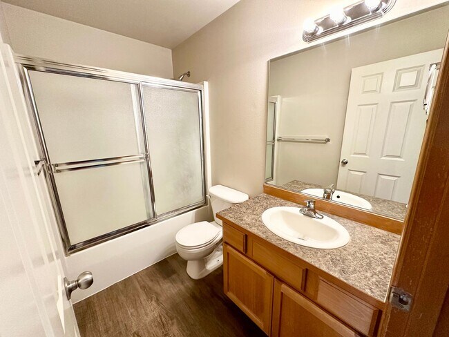 Building Photo - 4 Bed 2 Bath Home with Garage and Yard