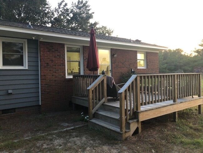 Building Photo - Cute home with great space