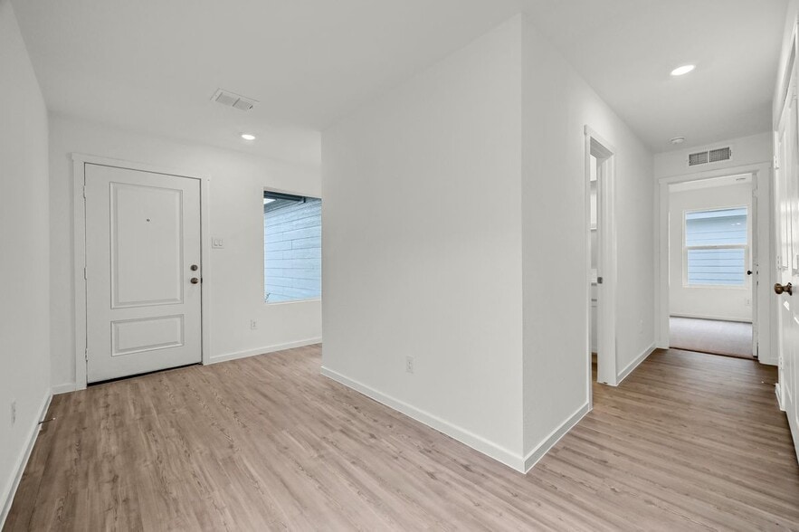 Building Photo - 6622 Highlands St