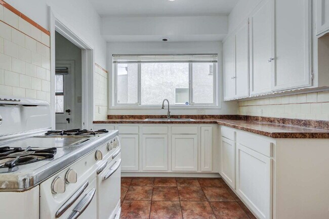 Building Photo - Stylishly Renovated Retro Duplex in the He...
