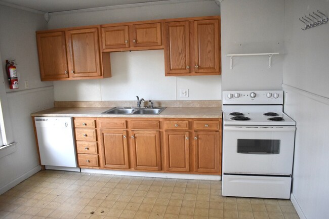 Kitchen - 175 N Lancaster St