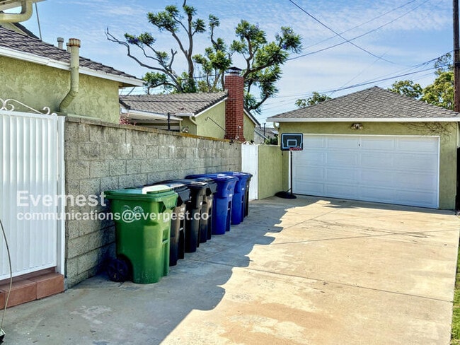 Building Photo - 10769 Galvin St