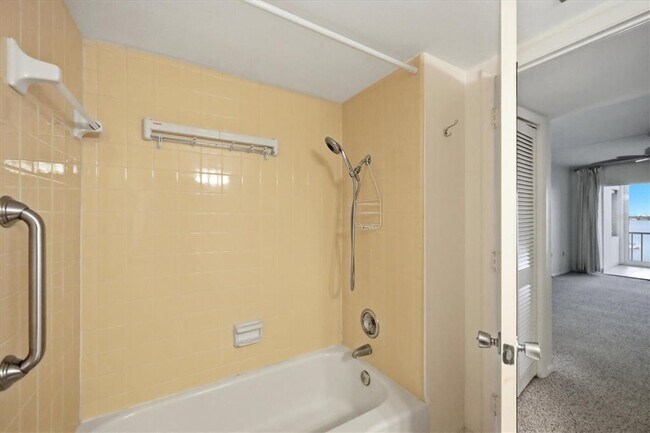 Building Photo - 555 S Gulfstream Ave