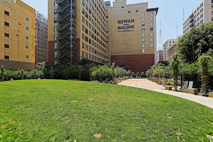 Building Photo - 460 S Spring St