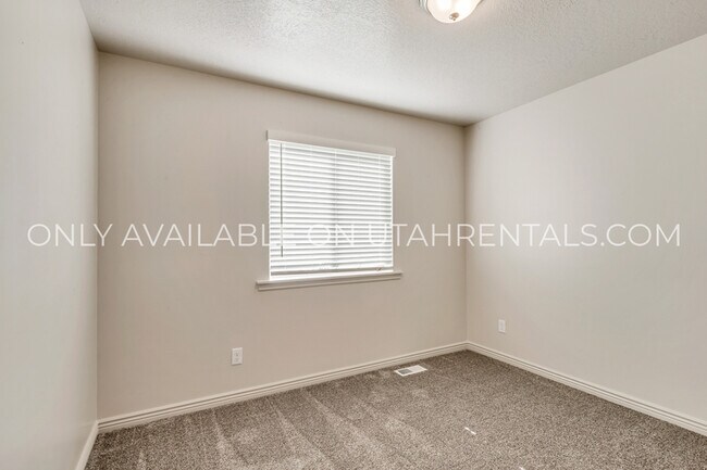 Building Photo - 793 N 2560 E