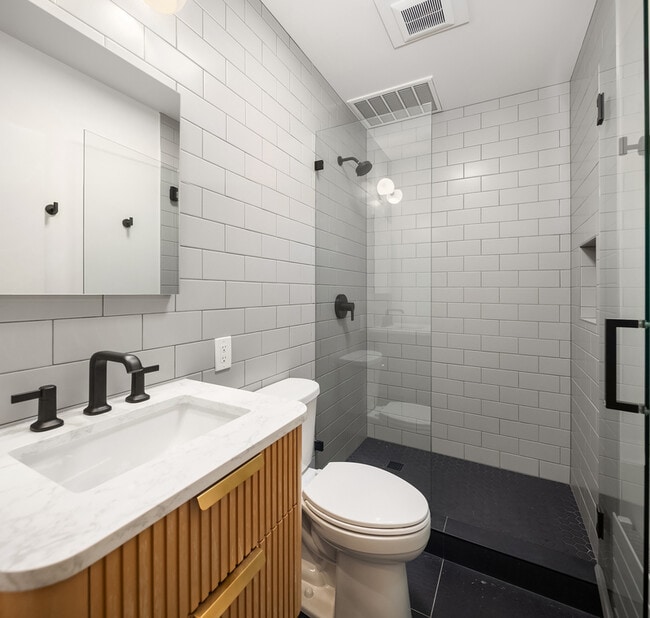 Building Photo - 2564 Dexter Ave N