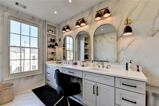 Building Photo - 120 Grand Cres