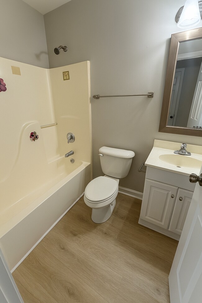 Building Photo - Two bedroom, 1 bath updated apartment in Burlington