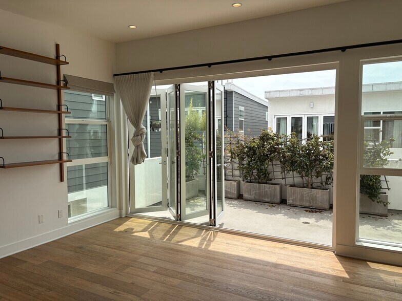 Building Photo - 857 1/2 Hyperion Ave