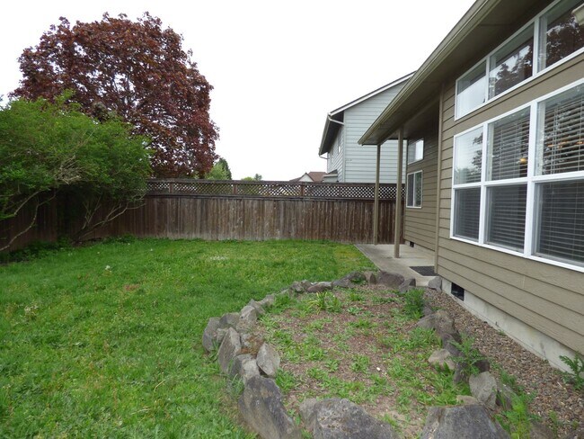 Building Photo - 3 Bed 2 bath home in North Salem!
