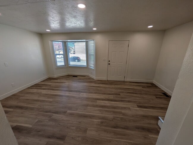 Building Photo - Twin Home with a 3-bedroom 1.5 Bath and Fenced Backyard