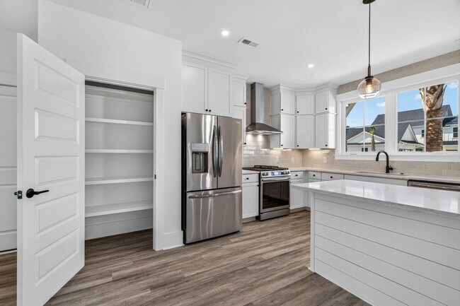 Building Photo - Modern Comfort in the Heart of Johns Island
