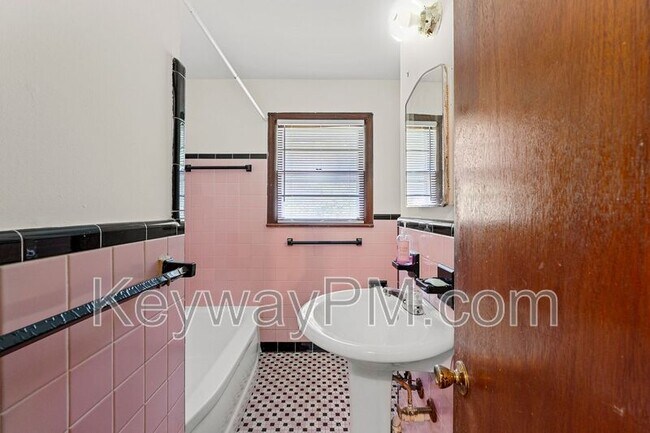 Building Photo - 1457 Columbia Hwy N