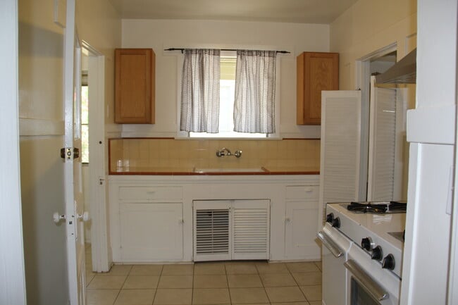 Kitchen - 1139 N Sierra Bonita Ave