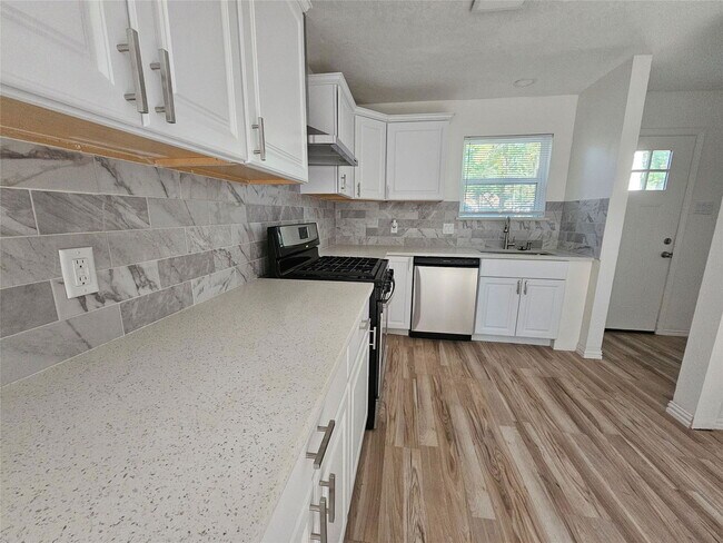 Building Photo - 105 E Wavy Oak Cir