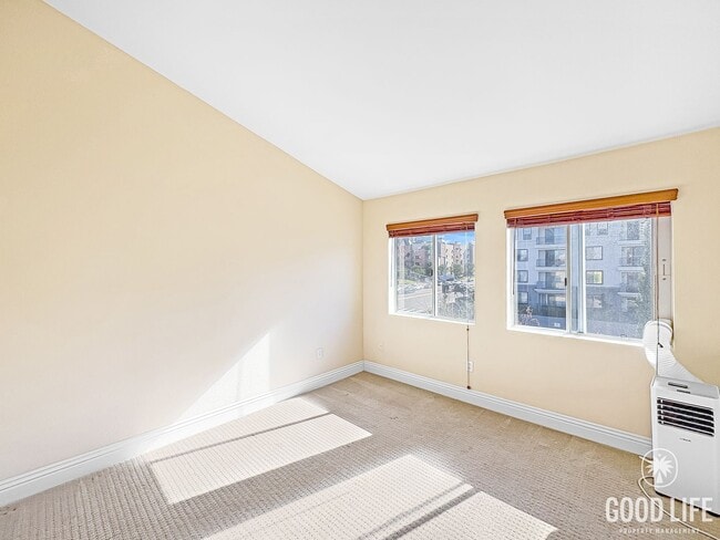 Building Photo - Amazing 2BD/2.5BA condo w/ washer/dryer & ...